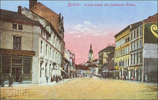 Pohled na kostelní věž od viaduktu hlavního nádraží